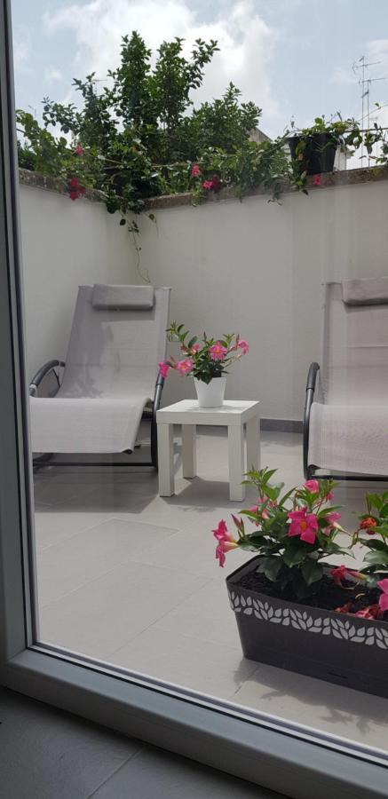 דירות לצ'ה Il Cortile Segreto - Con Parcheggio Privato מראה חיצוני תמונה