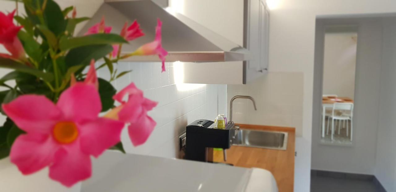 דירות לצ'ה Il Cortile Segreto - Con Parcheggio Privato מראה חיצוני תמונה
