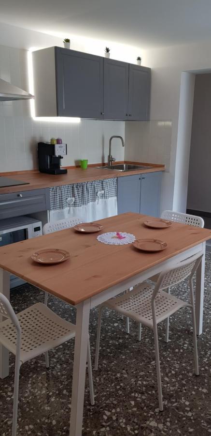 דירות לצ'ה Il Cortile Segreto - Con Parcheggio Privato מראה חיצוני תמונה