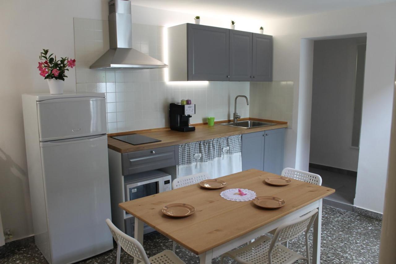דירות לצ'ה Il Cortile Segreto - Con Parcheggio Privato מראה חיצוני תמונה
